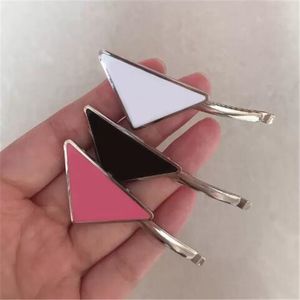 Hot Metal Triangle Hair Clip with Stamp Women Girl Triangle Letter Barrettes Fashion Designer Hårtillbehör Hög kvalitet