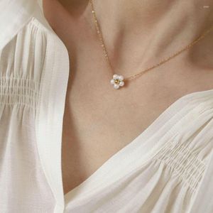 Pendanthalsband Kvinnor Pearl Flower Halsband Temperament Pear Floral Charms Luxury Titanium Steel Chain Wedding Bridesmaid Jewelry Gift
