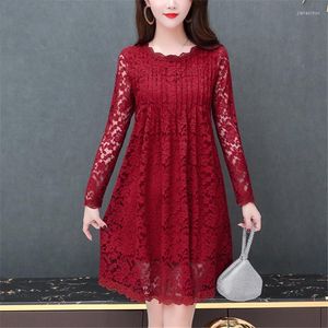 Vestidos casuais Roupas de outono da primavera Mulheres Hollow Out Crochet Dress Office Office Lady Belly Black Red Lace Retro Tunic Peplum