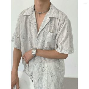 Camisas casuais masculinas Camisa listrada de mangas curtas onduladas para homens e mulheres verão solo japonês de alto grau de colarinho cubano coreano