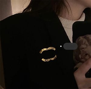 디자이너 Womwn Gold Brooch for Women 남자 남성 핀 브로치 보우스 브로치 고급 브랜드 브로치 C 골드 클래식 핀을위한 복장 핀