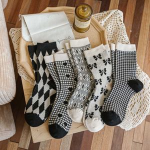 靴下靴屋の綿の編み弾性靴下カジュアルブラックホワイトガールズハラジュククルーソックス