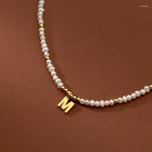 Choker Allme Classic Natural Fraphwater Pearl for Women 14K Goldメッキ真鍮ビーズ26文字ペンダントネックレス