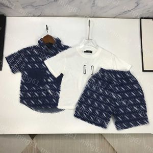 23SS Детская дизайнерская одежда для мальчиков футболки футболки Шорты с тремя частями для детей с рубашкой из трех частей