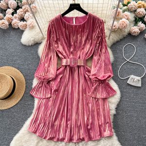 Leichtes, luxuriöses Kleid im Qianjin-Stil, Sommerkleid mit Metallblättern, lange Ärmel, plissiertes Design, süßes, cooles, hochwertiges, würziges Mädchenkleid