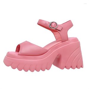 Sandaler Summer Högkvalitativ kvinnlig plattform Sandal Real Leather Round Toe Belt Buckle Personlighet Fashion Casual Solid Ladies Shoes