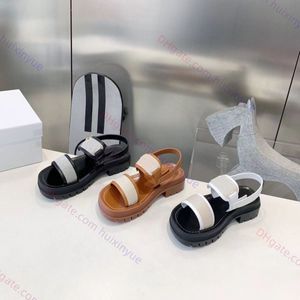 Designer Kvinnor Lyxiga tofflor Högkvalitativa kvinnor Slides mode Triomphe Cow Leather Sandals Summer Beach Talltor With Box