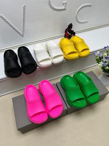 2023 최신 브랜드 최고 품질 디자이너 슬라이드 여성 슬리퍼 패션 럭셔리 샌들 여름 해변 신발 로퍼 기어 바닥 슬라이더