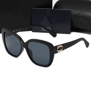 Damskie okulary przeciwsłoneczne designerskie okulary przeciwsłoneczne dla kobiety okulary gafas de sol siedem kolorów projekty czarne diamenty litera z obudową luksusowe okulary przeciwsłoneczneforwomen