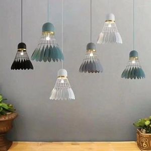 Pendelleuchten, abgeschrägt vom Aluminiumzylinder, künstlerische Individualität, Lichter, Lampe, Restaurant, moderne Technik