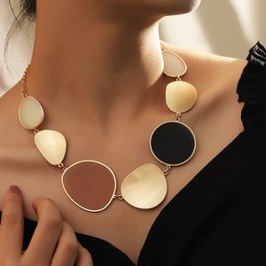 Chokers Vintage Exaggerated Round Pendant Choker Necklaces for Women Boho Golden Chains Big Wafer Dangle Statement Necklace Fine Jewelry 230518