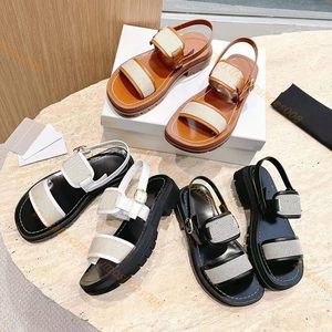 Designer Fashion Womens Sandals Triomphe Vegetabiliska garvade ko lädersandaler Cool enkelt stilfulla objektglas 2 remmar med justerade spännen tofflor