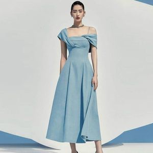 Grundläggande avslappnade klänningar högkvalitativ landningsbanan Blue Party Dress Elegant Women Asymmetry Diagonal krage Kort ärm Kvinnlig Slim Midja Long Vestidos 230517