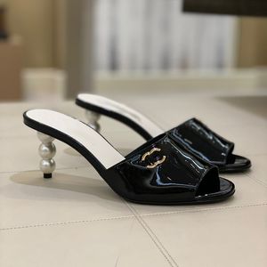Tasarımcı Kadın Sandalet Patent Deri Deri Deriz Terlik Yüksek Topuklular 5.5cm Elbise Ayakkabı İnce İnci Topuk Günlük Ayakkabı Açık Plaj Ayakkabıları Bale Ayakkabı Elbise Ayakkabı 35-39