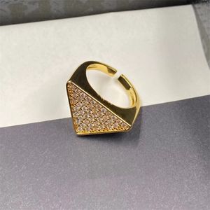 18 тыс. Золото покрыто высококачественными кольцами кольца треугольник классический модный любимый бриллиант кольцо для ногтя для женской свадьбы в день ювелирных изделий для женских подарков DHL бесплатно