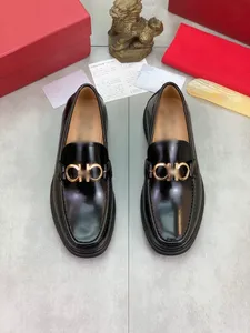 Moda uomo scarpe eleganti firmate in pelle lucida fibbia oro nero formale Scarpa casual mocassino da uomo d'affari di lusso