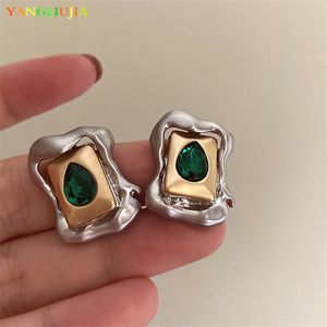 Hoop Huggie Irregular Metal Crystal Earrings European And American Style Personality Fashion Stud Ms Travel Wedding Accessories 230517