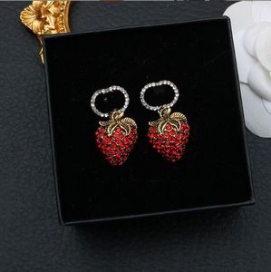 Orecchino a bottone di design di lusso Lettera di moda elegante Ciondolo a forma di fragola per donna Ragazza Regalo per feste Accessorio di gioielli di marca di alta qualità