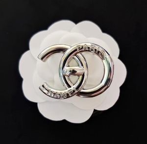 20 Stile, 18 Karat vergoldet, Luxus-Marken-Broschen, modische Inlay-Kristall-Strass-Schmuck, Damen-Charme-Kleidung, Anstecknadel, Heirat, Weihnachtsfeier, Geschenk, Zubehör