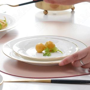 Tallrikar gyllene slag keramisk platta enkelhet rund form västerländsk biff maträtt skrivbordsstruktur frukt sallad kök bordsartiklar