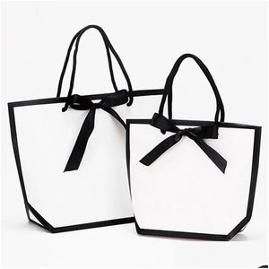 Geschenkpapier 5 Stück weiße Pappe mit schwarzem Rahmen Shop-Papiertüte für Werbekleidung Tragbare Tragetasche Geschäftsverpackung Baggift Drop Deli Dhlo7