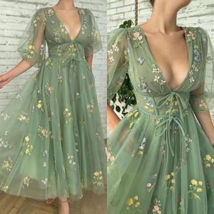 Abiti da ballo verde chiaro Scollo a V Appliques floreali Abito da sera per feste Pieghe Maniche a sbuffo Lunghezza tè Abito lungo per occasioni speciali