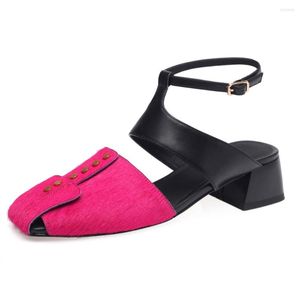 Sandálias 2023 Moda Mulher Couro Mulher Low Saltos Designer Sapatos de verão Sapatos de verão Block Square Toes Pink Green