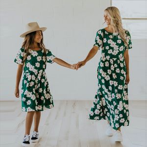 Семейные подходящие наряды Зеленые маленькие цветы Матери и дочь платье -курорт пляж повседневная свободная плавная мама смотрит 230518