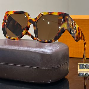 Occhiali da sole firmati occhiali di lusso occhiali protettivi design UV380 Occhiali da sole con design alfabeto guida da viaggio abbigliamento da spiaggia Scatola per occhiali da sole alla moda molto buona