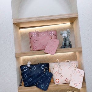 Lyxkvinnor väskor mode shopping väskor tryckta handväskor designer högkvalitativa tygväskor blomma präglade med liten hängande väska klassisk axelväska med myntväska