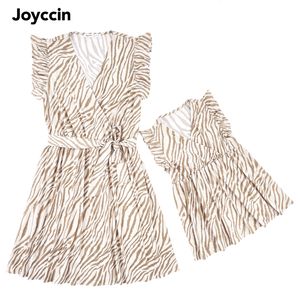 Família combinando roupas Joyccin Belted Dress Cross Wrap Vneck Ruffle Fluttersleeve Floral Print Mother Kids Beach Use vestido 230518