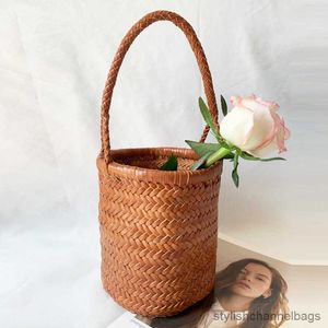 Stuffs Sacks 2023 Ny sommarklassiker Woven Vegetable Basket Handbag Straw Bag Axelväska äkta lädervävd strandhandväska