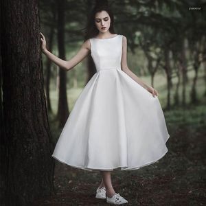 Bröllopsklänning 2023 kvinnor vita satinklänningar o-hals ärmlös brud party examen klänningar söt minne vintage klänning