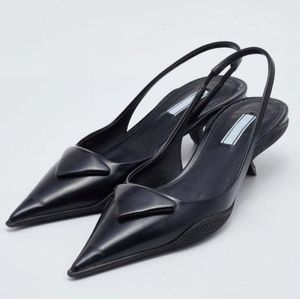 Kadın Sandal Düşük Topuk Üçgen Fırçalanmış Deri Slingback Siyah Deri Pointe Toe Sling Arka Tasarımcı Pompalar Kutu 35-42 ile kauçuk taban