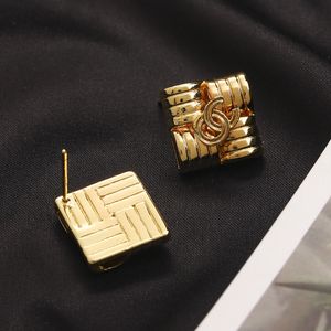 18 -karatowe platowane luksusowe projektanci litera kolczyka stadnina słynne kobiety w stylu retro kwadratowy kolczyk na przyjęcie weselne