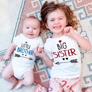 Familjsmatchande kläder Big Sister Little Brother Sybling T Shirts Boys Girls Summer Clothes Tops Born Bodysuit Birthday Party Gift 230518