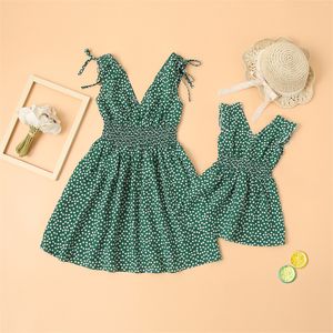 Family Matching Outfits VNeck Mother Daughter Dresses Set Flower Mommy and Me Clothes Fashion Woman Girls Sleeveless Dress 230518