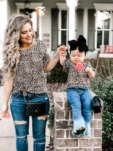 Familjmatchande kläder Familj Matchande kläddräkt Look Mother Daughter Girls Leopard Tshirt Clothing Mommy and Me Baby Casual Summer Tees Tops 230518