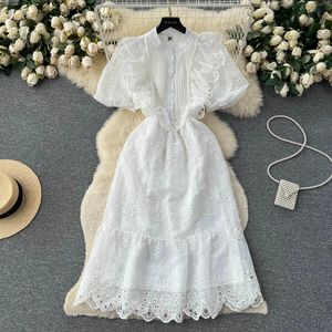 フレンチジェントルスタイルの白いドレス夏のレースフックフラワースリーブプレミアムユニークな甘い妖精のドレス