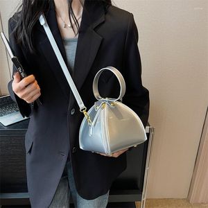 Akşam çantaları kadın çanta 2023 üçgen tasarım debriyaj çantası kadınlar için patent deri crossbody moda ladys bilek çanta eli