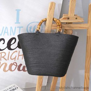 Sacchi di roba Borsa di paglia con manico in bambù di grande capacità Borsa intrecciata in rattan casual Borsa a tracolla da spiaggia estiva a tote a righe abbinata a colori