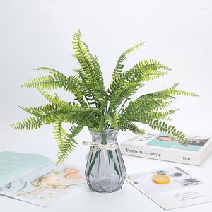 Flores decorativas 7 ramos artificial Plantas de samambaia de grama artificial Plástico Folhas falsas Festa de casamento Acessórios de parede floral Jardim doméstico