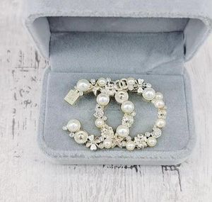 20 styleファッションブランドデザイナーダブルレターピンブローチCrySatl Pearl Rhinestone Brooch Suit Pin Wedding Party Jewerlryアクセサリーギフト