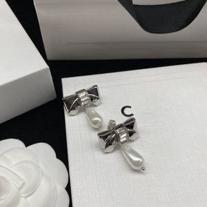 Nuovi orecchini classici della perla di goccia dell'arco per gli orecchini d'argento d'avanguardia freschi della vite prigioniera di stile Ins delle donne Commercio all'ingrosso