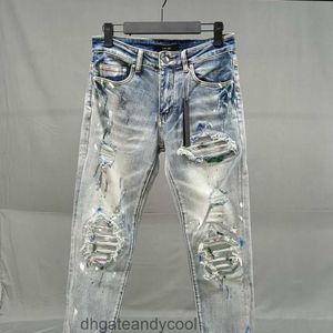 Hosenmarke Designer Denim Man Europäische Mode Amirres-Jeans mit Jeans-Patch mit abgenutzten Löchern, schmal geschnittene Hose mit elastischem Bein, Punktfarbe, Katzenschnurrbart, Amr U8G3