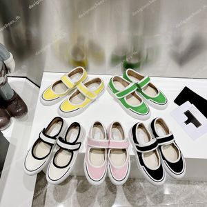 Tasarımcı Ayakkabı Kadın Tuval Spor Ayakkabı Calfskin Spor Sneaker Moda Şeker Renk Ayakkabı Düşük Top Düz Soğuk Kaykay Ayakkabı Lüks Marka Yürüyüş Ayakkabıları