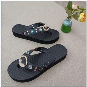 Moda Tasarımcı Bayanlar Flip Flops Basit Gençlik Terlik Mokasin Ayakkabı İlkbahar Yaz ve Sonbahar Otelleri için Uygun Plajlar Diğer Yerler Boyut 35-42 GG67