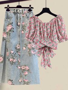 Zweiteiliges Kleid für Damen, Sommer, süße rosafarbene Druckröcke, zweiteiliges Set, koreanisches Puffärmel-Bandage-Blumenoberteil und seitlich geteilte Retro-Jeansröcke-Sets P230517