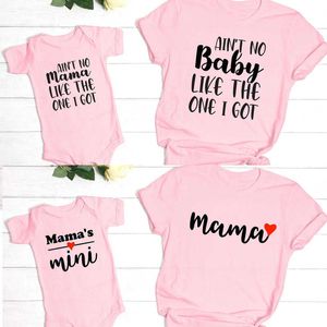 Roupas familiares combinando camisa combinando para mãe e bebê. Mãe e filha/filho do macacão para o presente do dia da mãe. Nova mãe apresenta remessa direta G220519