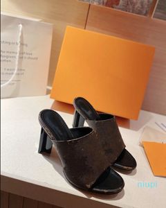 デザイナースリッパサンダルメ​​ンズ女性靴プール枕コンフォートエンボス加工されたラバ銅トリプル